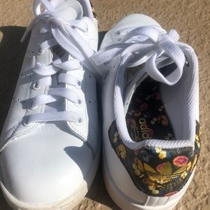 Adidas Stan Smith sneakers with floral — size 6